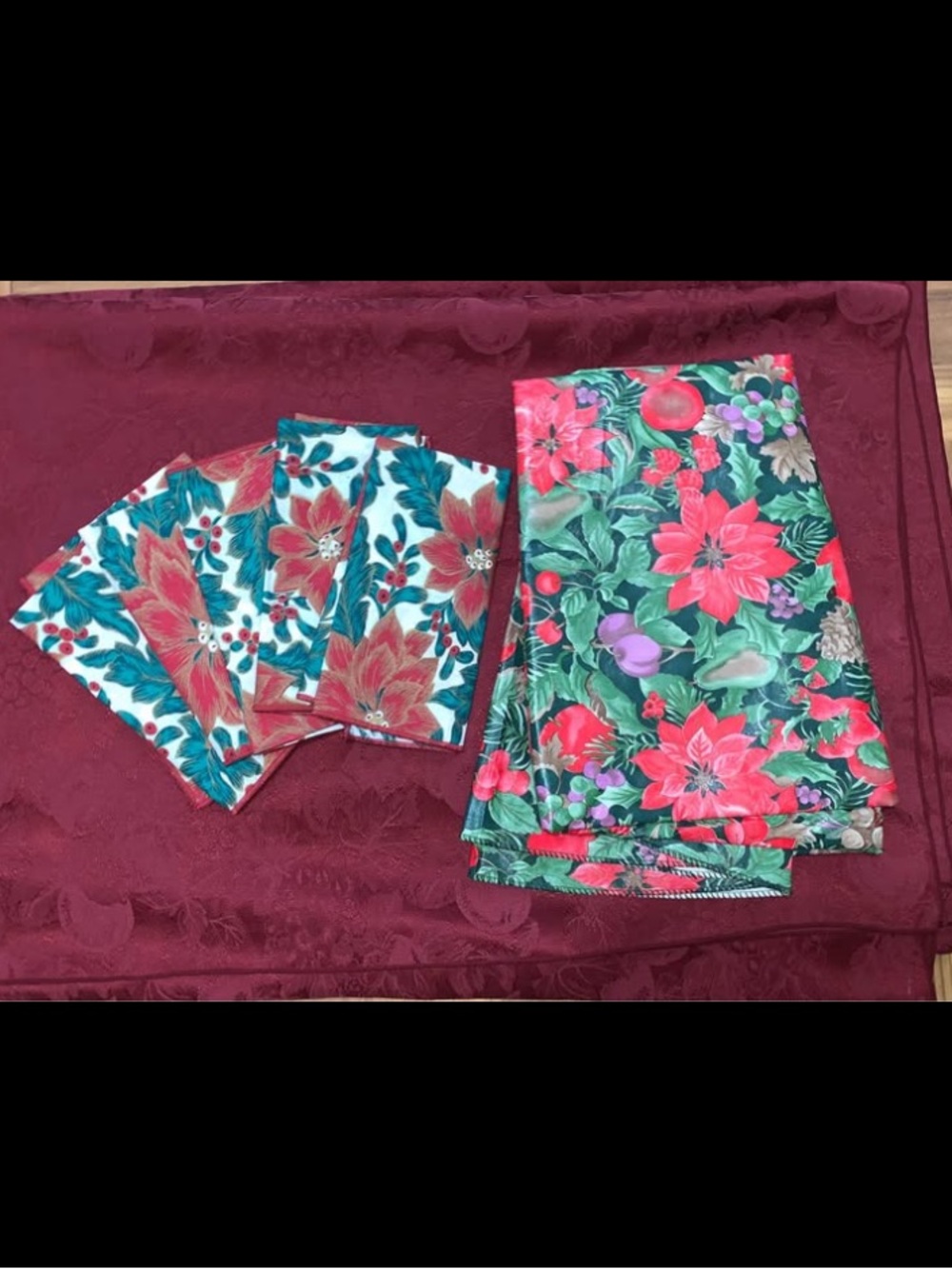 Holiday Poinsettia Table Napkin
Set and 2 table cloths